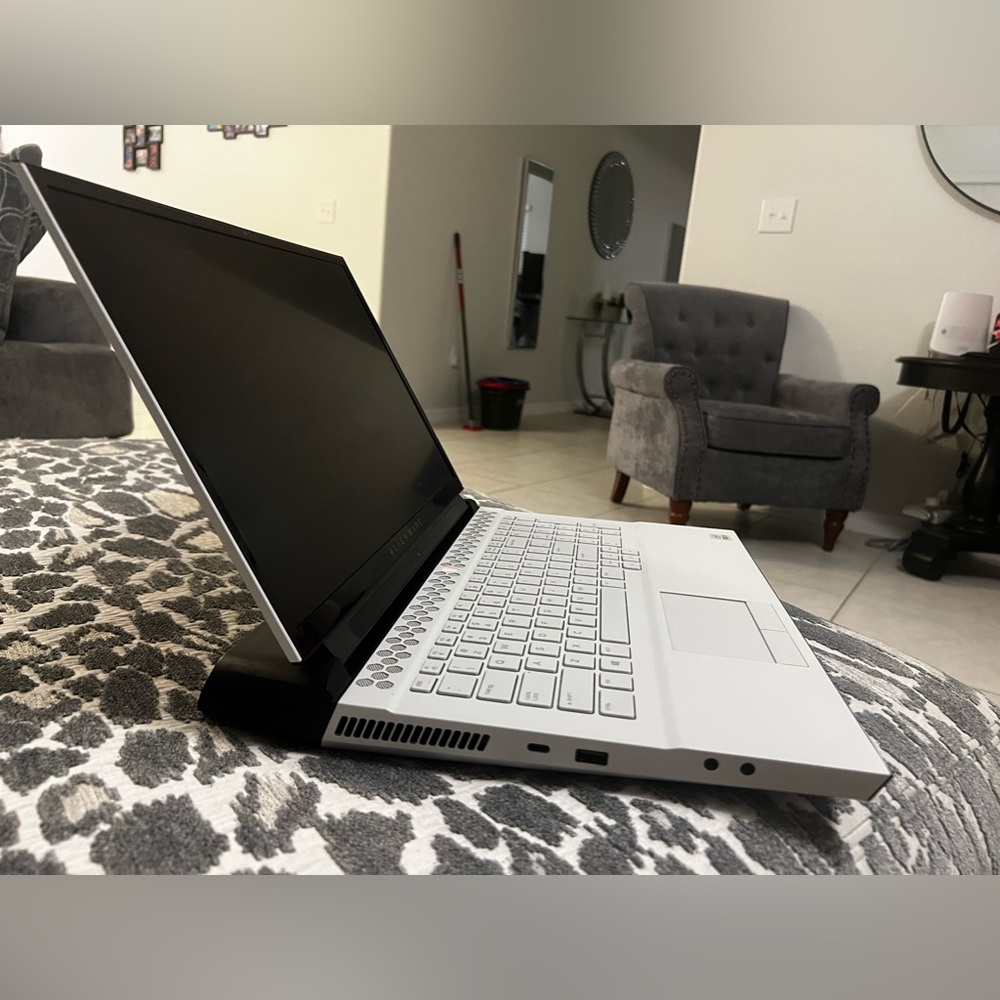 Alienware 51m R2 Gaming Laptop - Picture 9 of 11